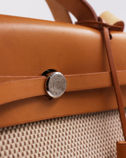 HERMÈS Herbag 39 Messenger Toile / Vache Naturelle PHW mit Lederdetail und silberfarbenem Verschluss
