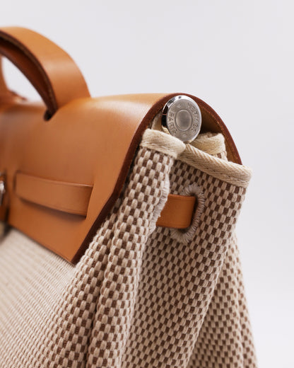 HERMÈS Herbag 39 Messenger Toile / Vache Naturelle PHW mit Detailansicht von Canvas, Leder und Verschluss