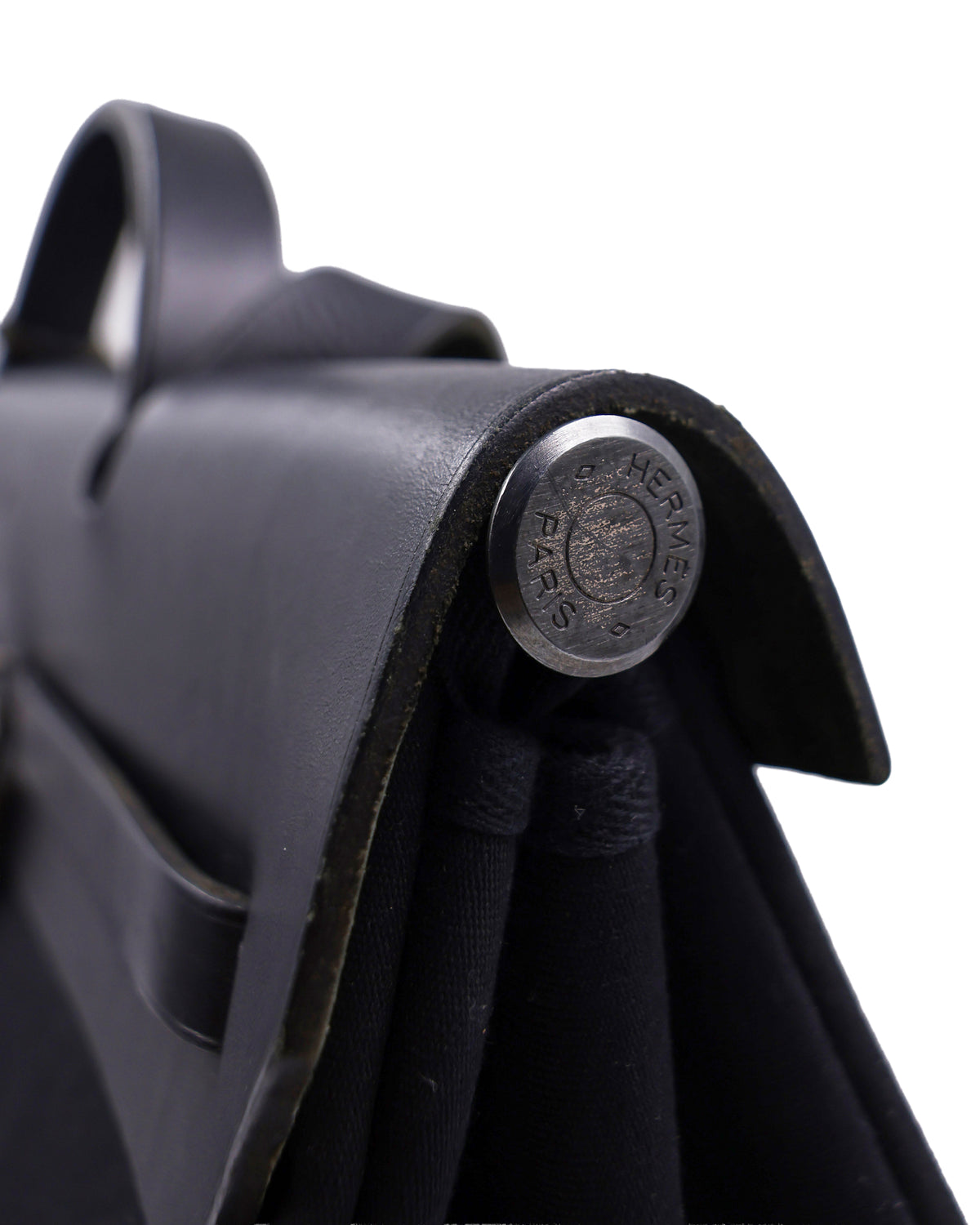 HERMÈS Herbag 39 Messenger schwarz PHW Detailansicht des schwarzen Metallverschlusses