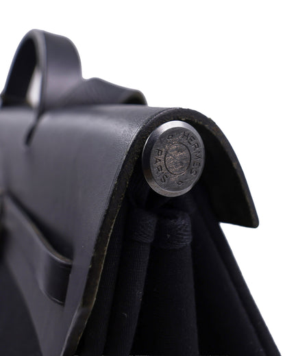 HERMÈS Herbag 39 Messenger schwarz PHW Detailansicht des schwarzen Metallverschlusses
