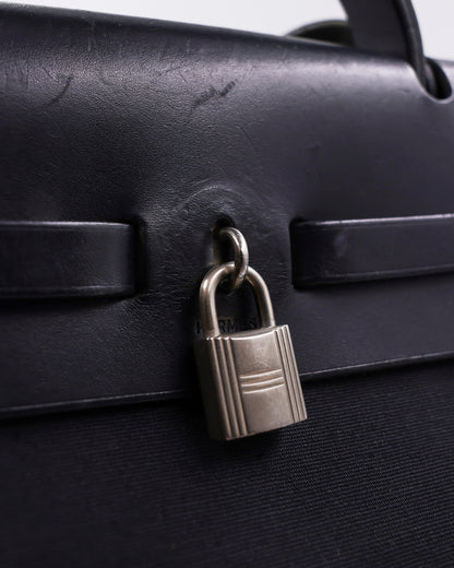 HERMÈS Herbag 39 Messenger schwarz PHW mit silbernem Vorhängeschloss im Detail