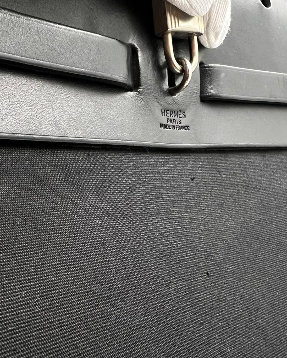 HERMÈS Herbag 39 Messenger schwarz PHW Detailansicht mit HERMÈS Paris Stempel