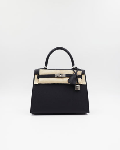 HERMÈS Kelly 25 Sellier Epsom schwarz PHW, schwarze Handtasche mit Henkel und Schloss
