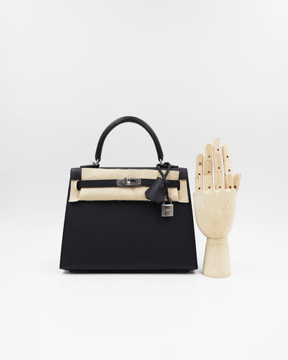 HERMÈS Kelly 25 Sellier Epsom schwarz PHW als schwarze Designerhandtasche mit Handmodell