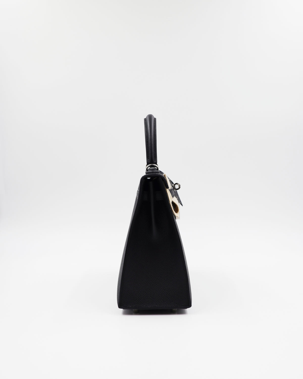 HERMÈS Kelly 25 Sellier Epsom schwarz PHW, schwarze Designerhandtasche in Seitenansicht