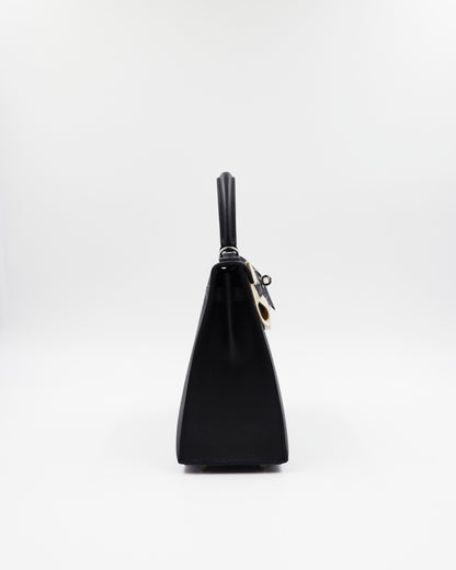 HERMÈS Kelly 25 Sellier Epsom schwarz PHW, schwarze Designerhandtasche in Seitenansicht
