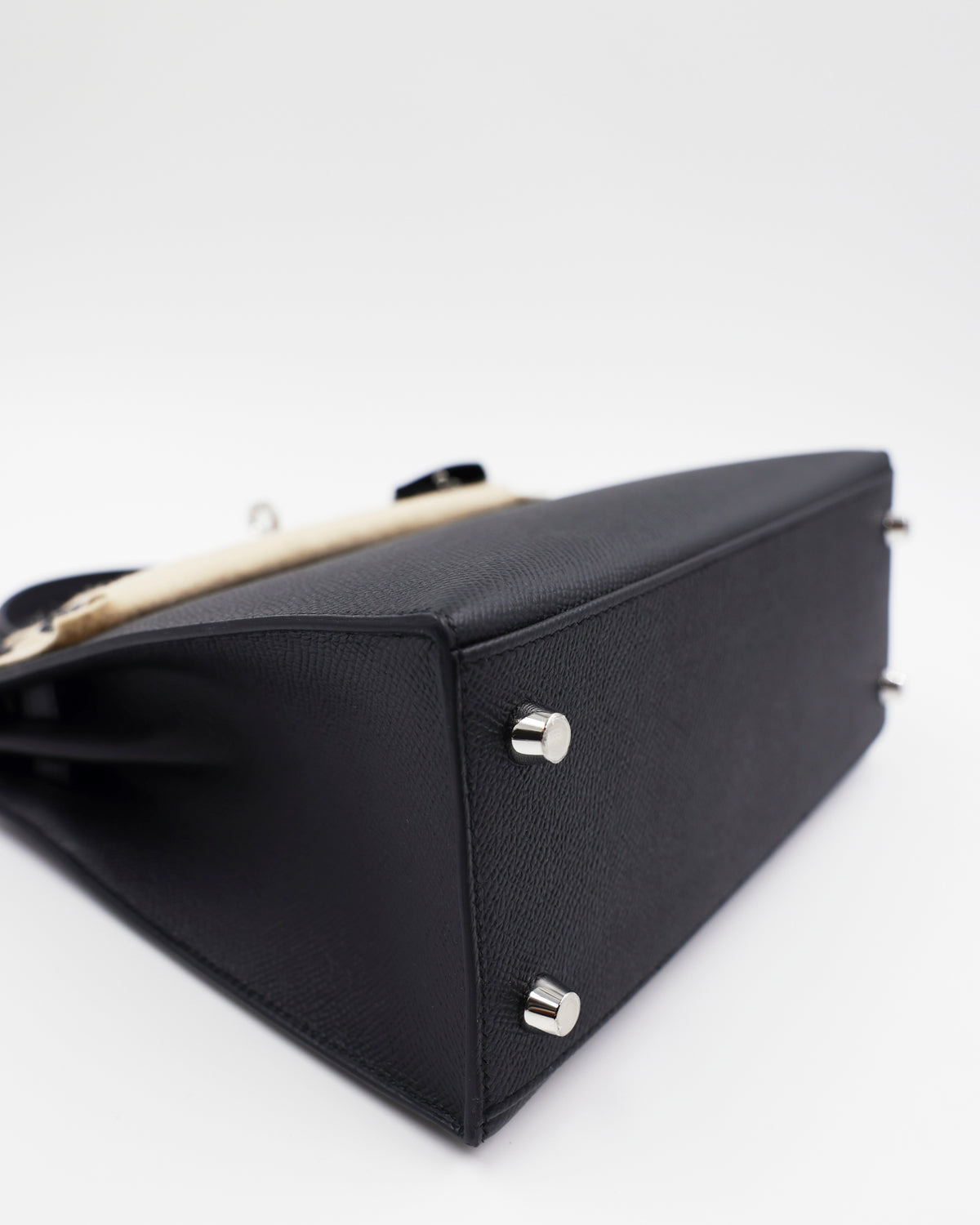 HERMÈS Kelly 25 Sellier Epsom schwarz PHW, schwarze Designerhandtasche mit silberfarbenen Füßen