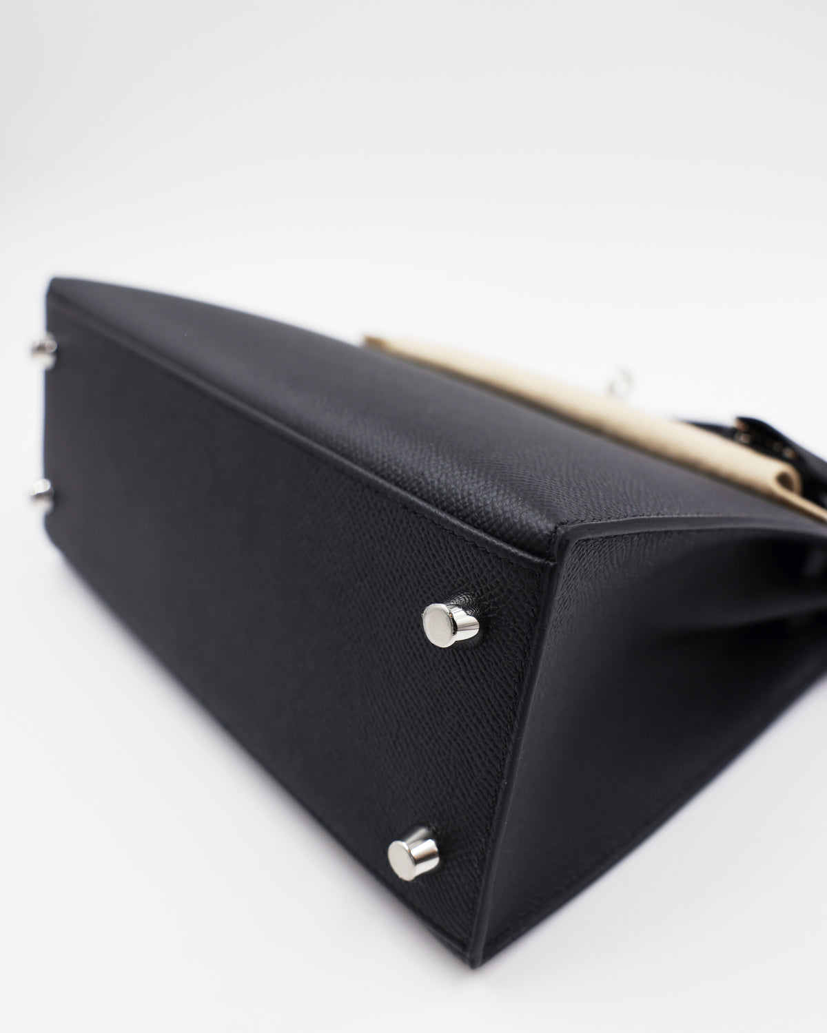 HERMÈS Kelly 25 Sellier Epsom schwarz PHW Unterseite mit Metallfüßen