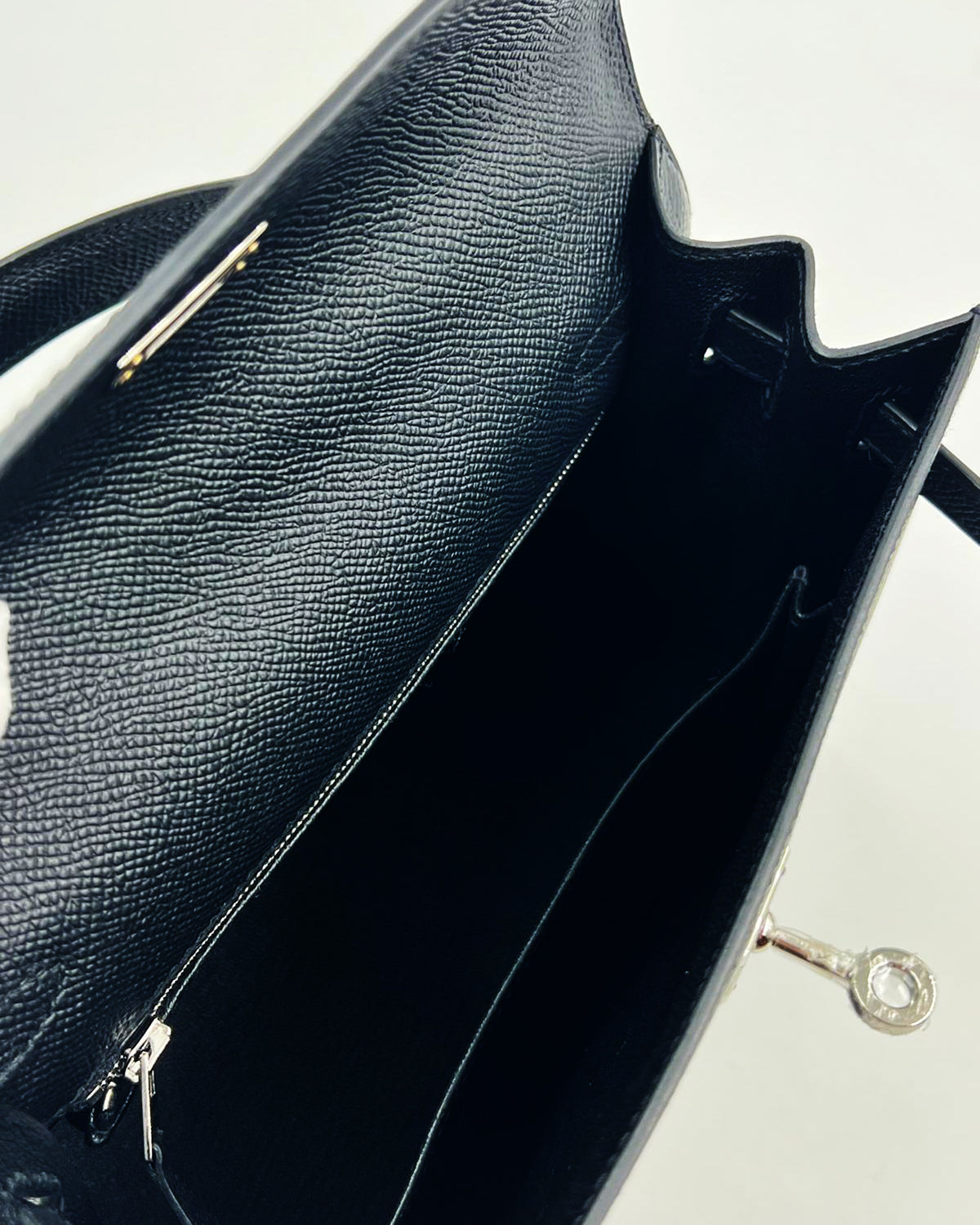 HERMÈS Kelly 25 Sellier Epsom schwarz PHW Innenansicht mit schwarzem Leder und Schloss