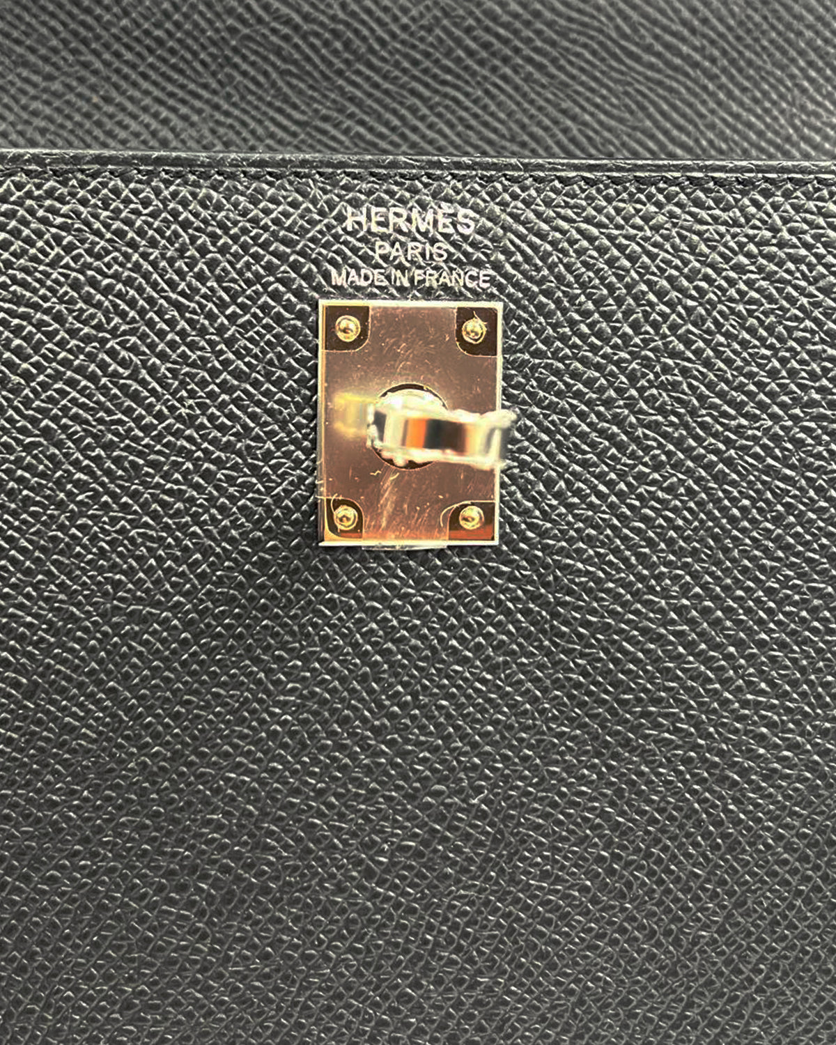 HERMÈS Kelly 25 Sellier Epsom schwarz PHW Detail mit Hermès Verschluss