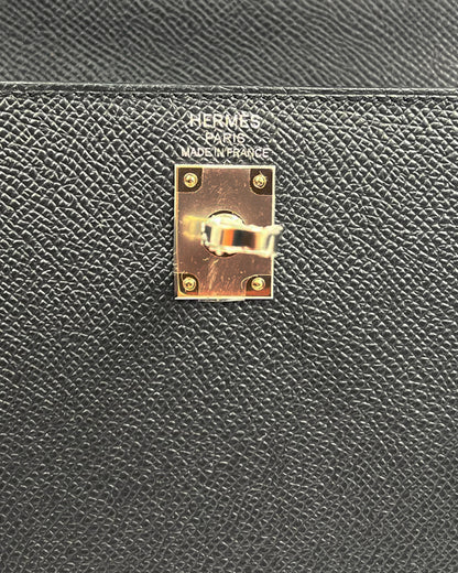 HERMÈS Kelly 25 Sellier Epsom schwarz PHW Detail mit Hermès Verschluss