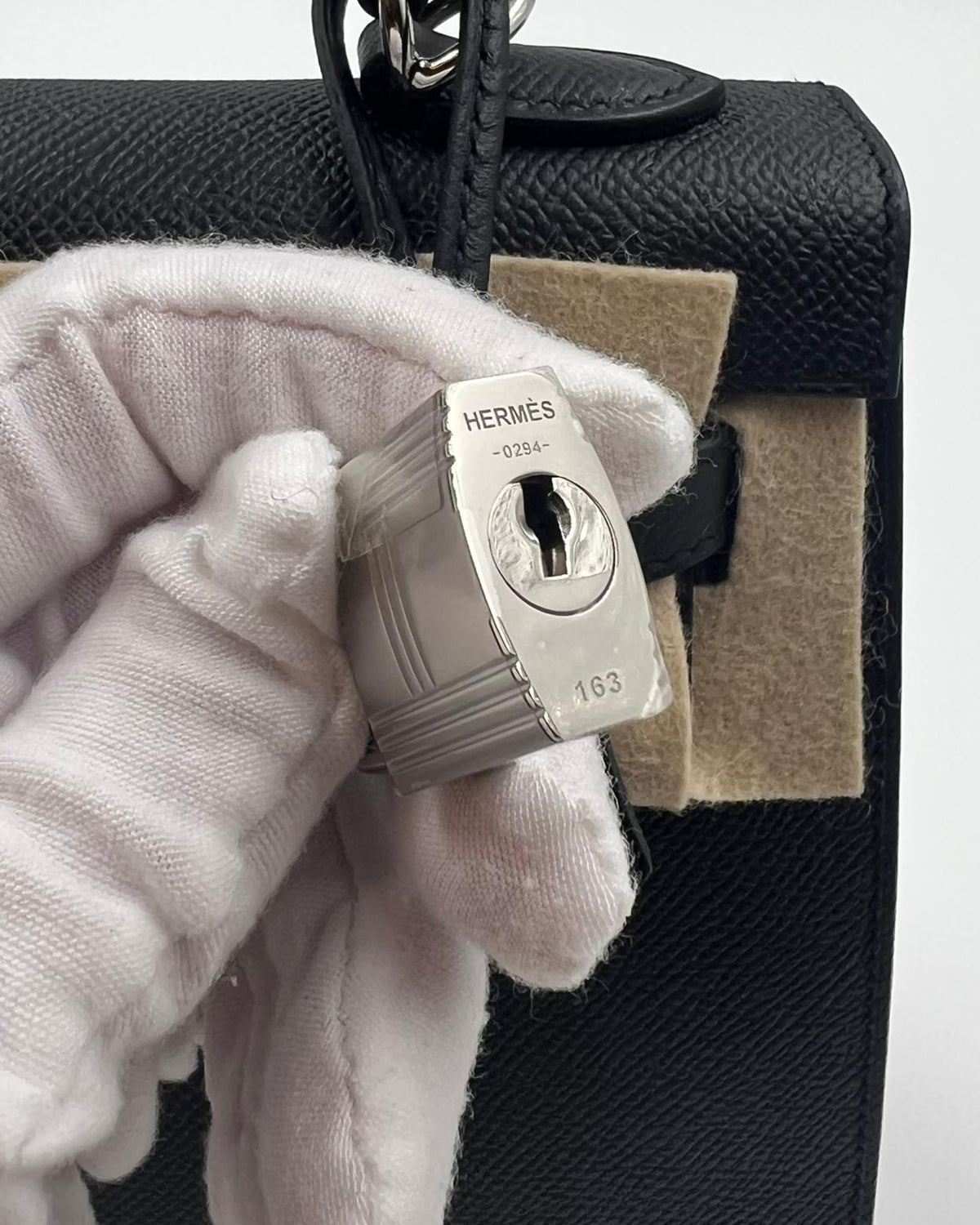 HERMÈS Kelly 25 Sellier Epsom schwarz PHW Detailansicht des Verschlusses