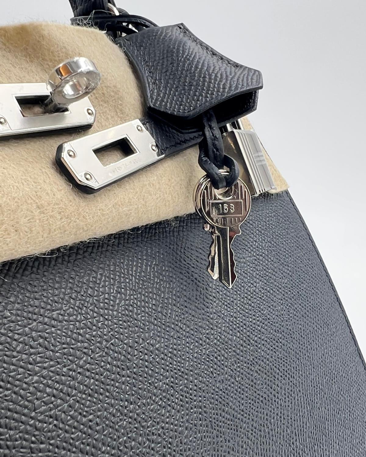 HERMÈS Kelly 25 Sellier Epsom schwarz PHW mit Schloss und Schlüssel aus schwarzem Epsom-Leder