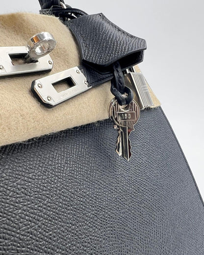 HERMÈS Kelly 25 Sellier Epsom schwarz PHW mit Schloss und Schlüssel aus schwarzem Epsom-Leder