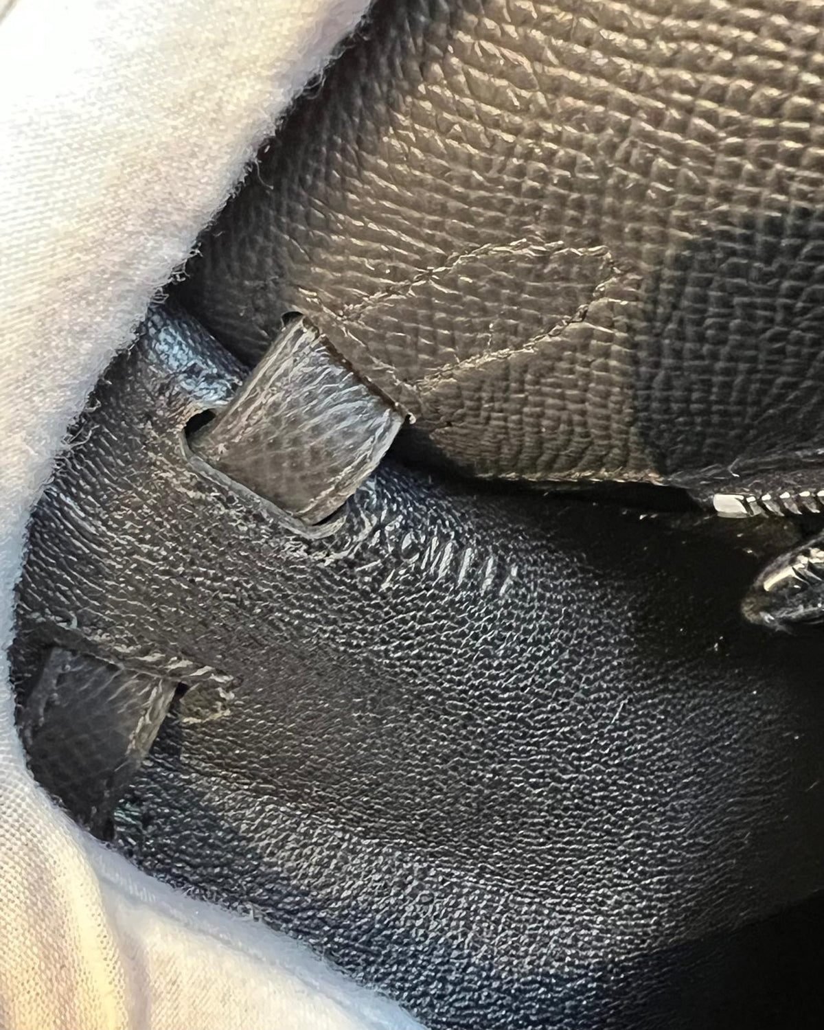 HERMÈS Kelly 25 Sellier Epsom schwarz PHW, Detailansicht der schwarzen Lederstruktur