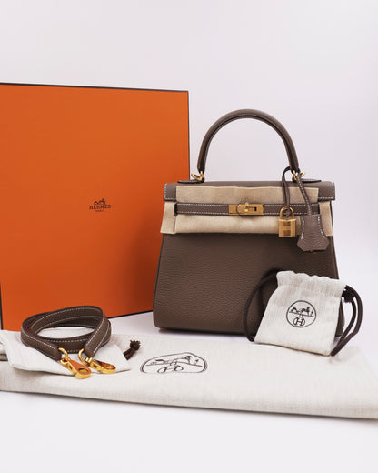 HERMÈS Kelly 25 Togo Etoupe GHW, braune Designerhandtasche mit Henkel, Schloss, Staubbeutel und Schulterriemen
