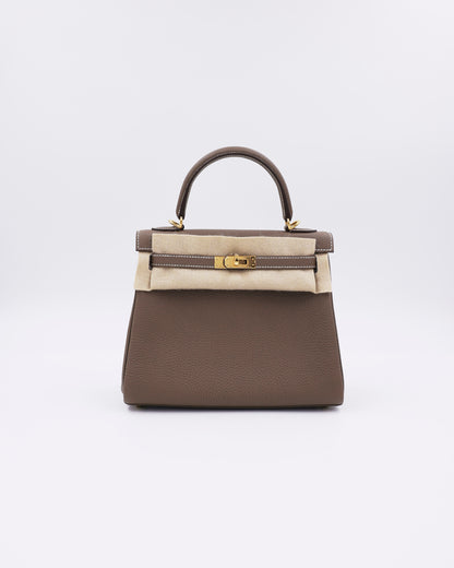 HERMÈS Kelly 25 Togo Etoupe GHW braune Designerhandtasche mit goldfarbenem Verschluss