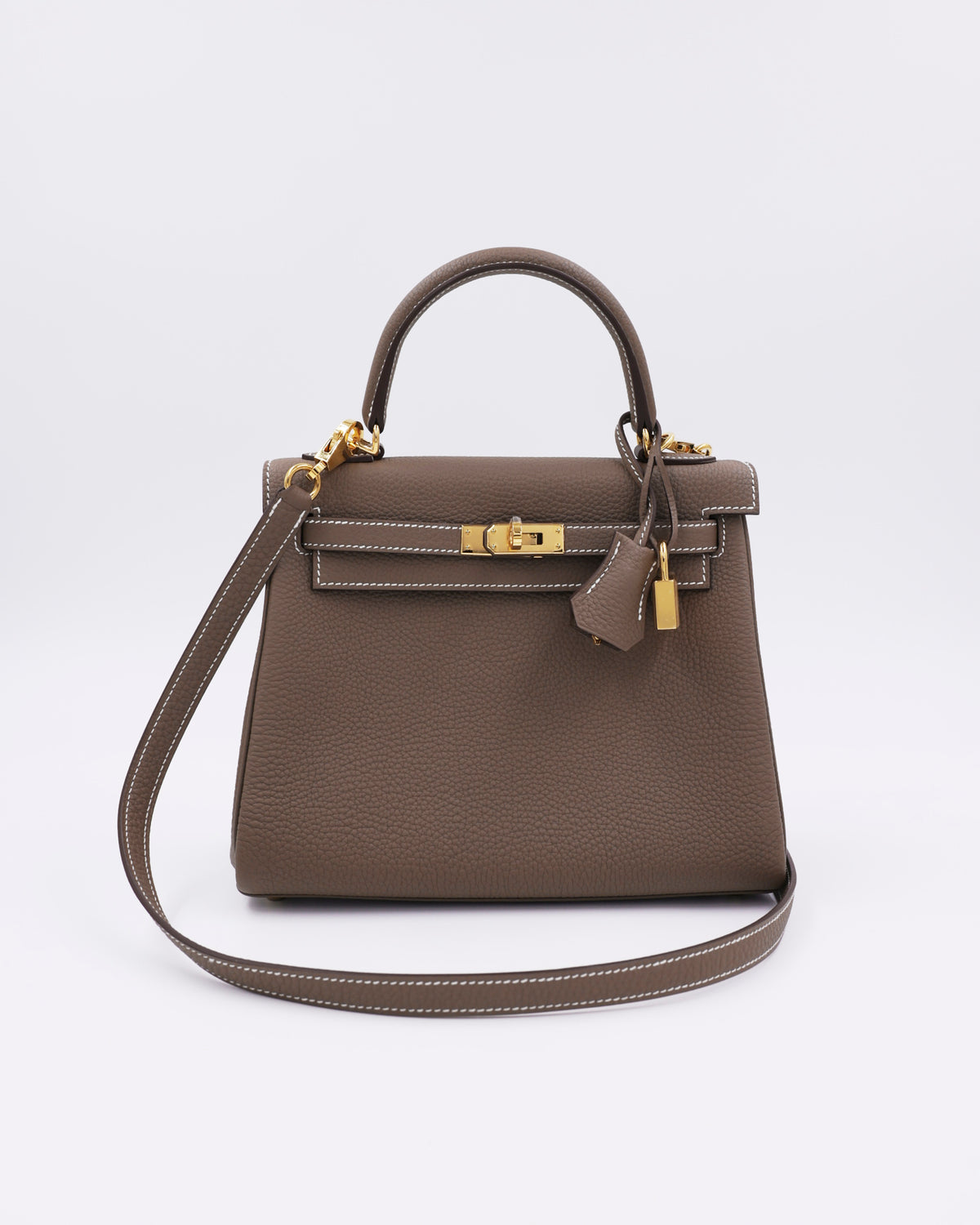 HERMÈS Kelly 25 Togo Etoupe GHW, taupefarbene Designerhandtasche aus Leder mit goldfarbenen Beschlägen