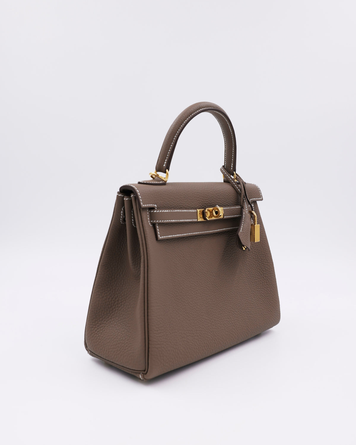 HERMÈS Kelly 25 Togo Etoupe GHW taupefarbene Designerhandtasche aus Leder mit goldfarbenen Beschlägen
