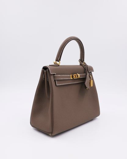 HERMÈS Kelly 25 Togo Etoupe GHW taupefarbene Designerhandtasche aus Leder mit goldfarbenen Beschlägen