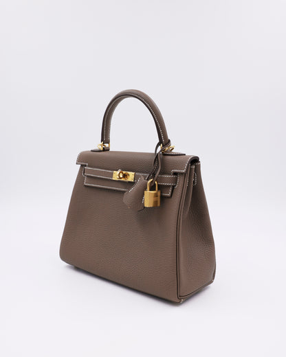 HERMÈS Kelly 25 Togo Etoupe GHW, taupefarbene Designerhandtasche aus zweiter Hand mit goldfarbenem Verschluss