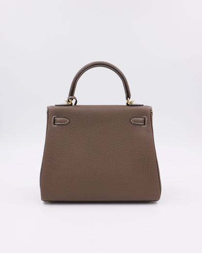 HERMÈS Kelly 25 Togo Etoupe GHW in Taupe mit goldfarbenen Beschlägen