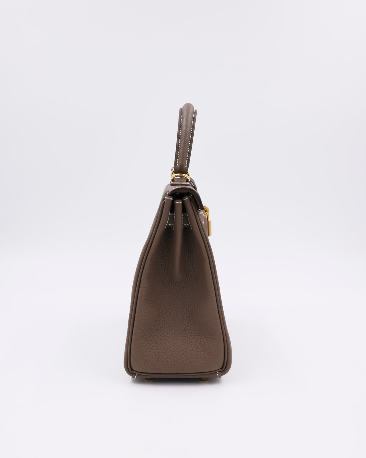 HERMÈS Kelly 25 Togo Etoupe GHW taupefarbene Designerhandtasche in Seitenansicht