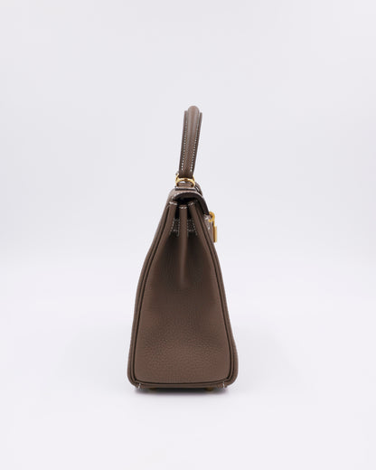 HERMÈS Kelly 25 Togo Etoupe GHW taupefarbene Designerhandtasche in Seitenansicht
