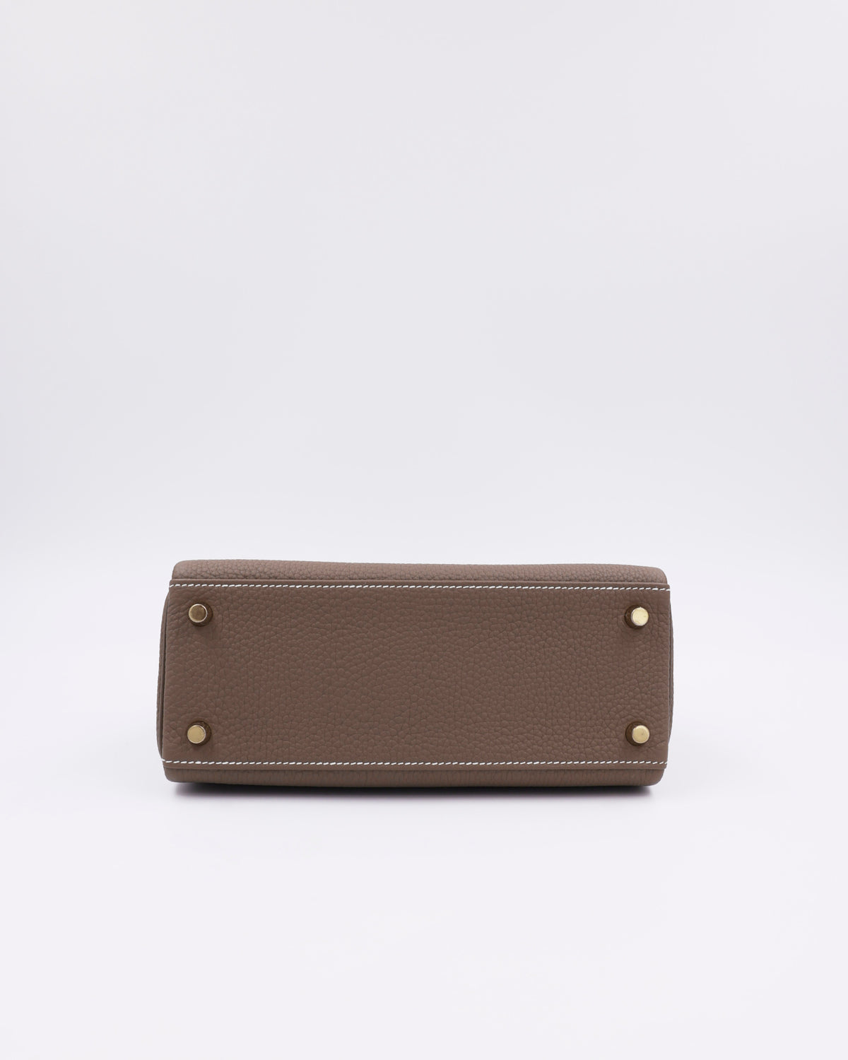 HERMÈS Kelly 25 Togo Etoupe GHW, braune Designerhandtasche in Detailansicht