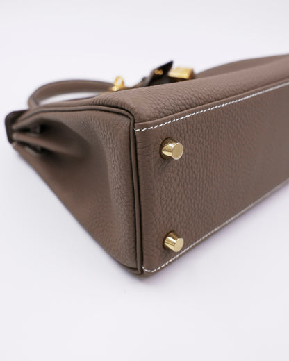 HERMÈS Kelly 25 Togo Etoupe GHW von unten mit goldfarbenen Beschlägen