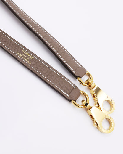 HERMÈS Kelly 25 Togo Etoupe GHW mit Etoupe Riemen und goldfarbenen Beschlägen