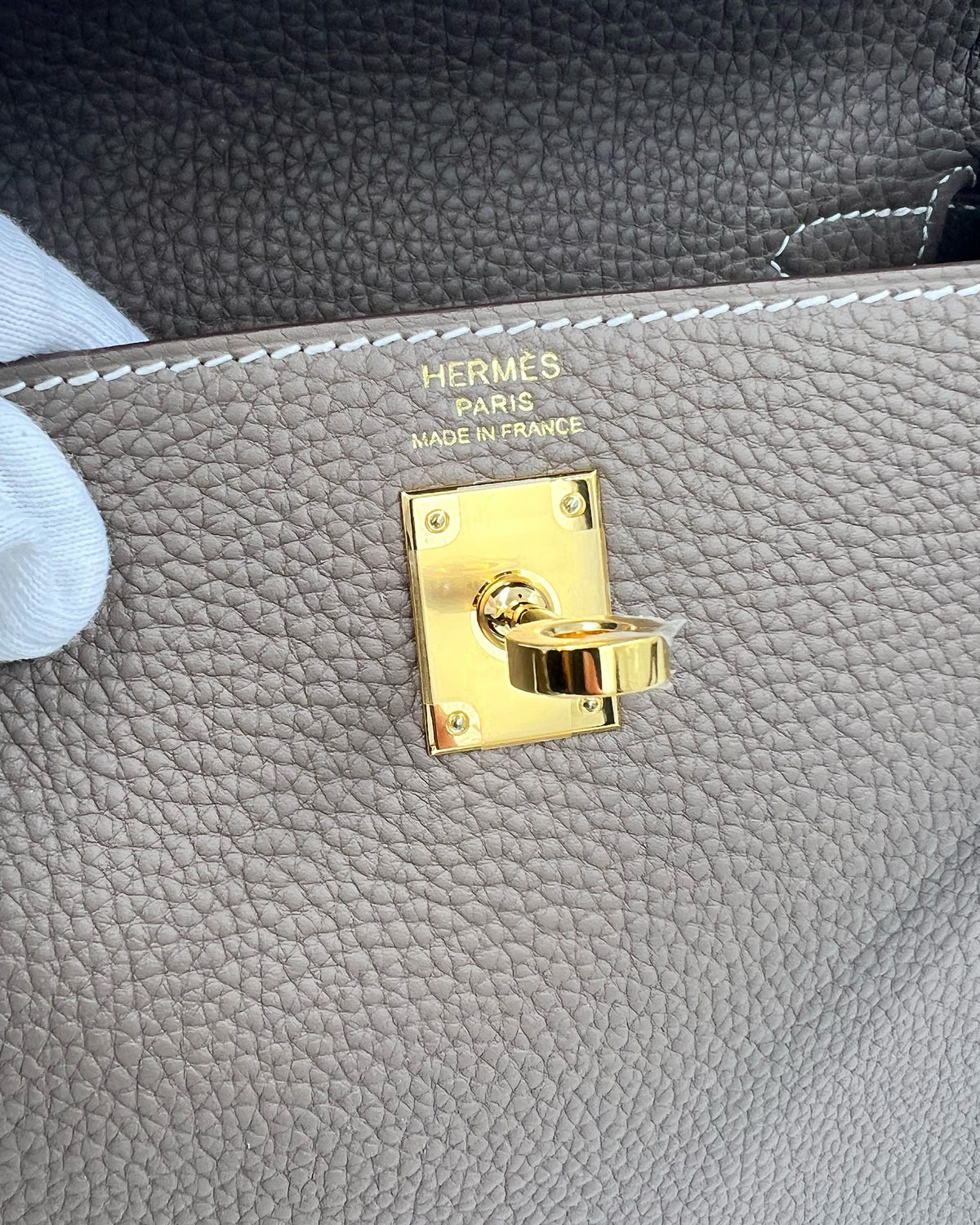 HERMÈS Kelly 25 Togo Etoupe GHW mit goldfarbenem Verschluss