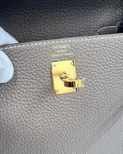 HERMÈS Kelly 25 Togo Etoupe GHW mit goldfarbenem Verschluss