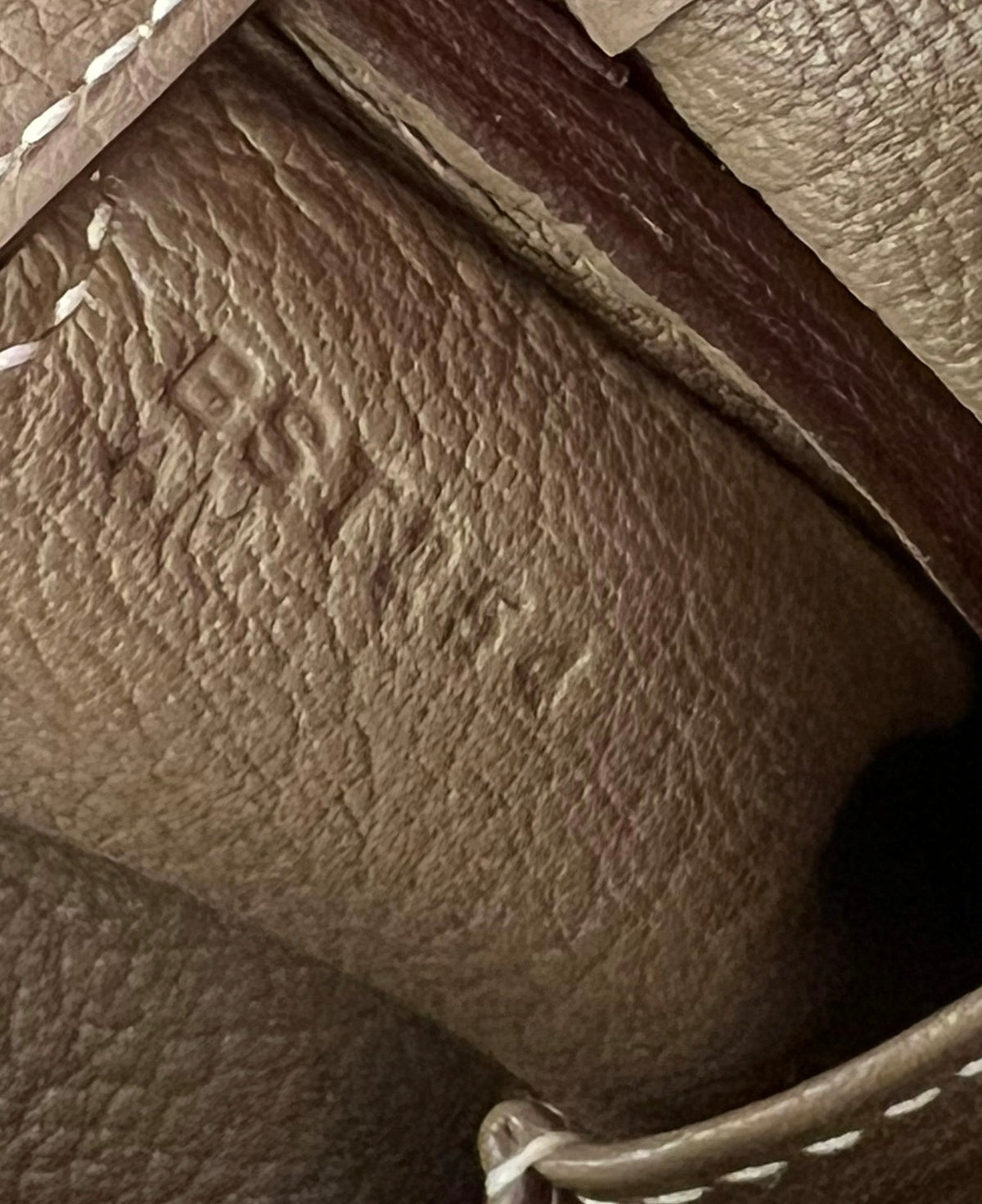 HERMÈS Kelly 25 Togo Etoupe GHW Detailansicht des hochwertigen Innenleders