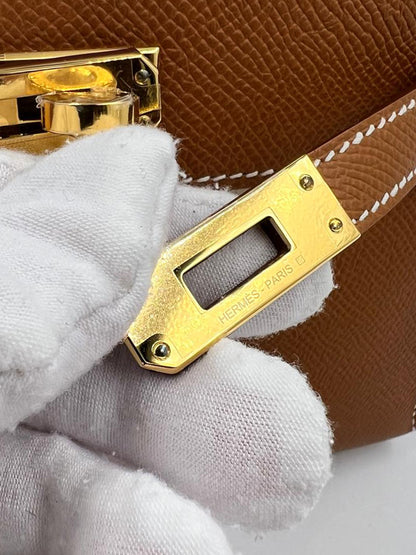 HERMÈS Mini Kelly Sellier Epsom Gold GHW, Detail des goldfarbenen Verschlusses