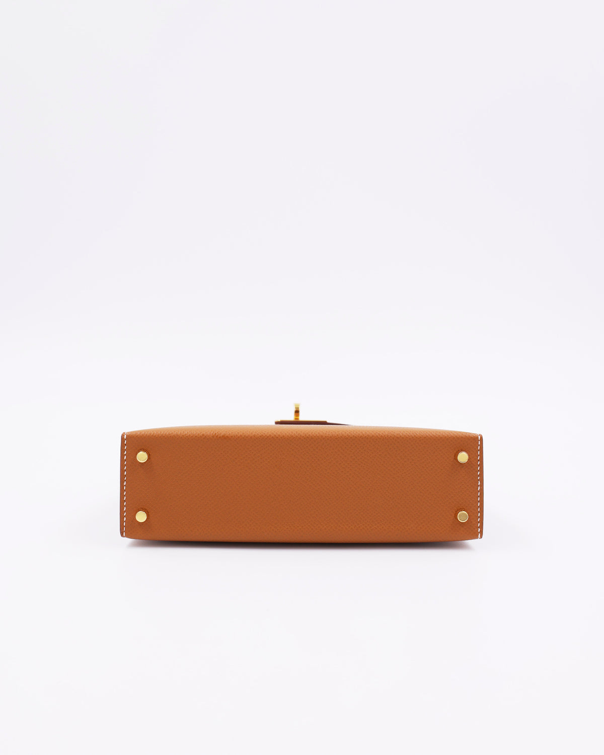 HERMÈS Mini Kelly Sellier Epsom Gold GHW, Unterseite der braunen Handtasche mit goldfarbenen Details