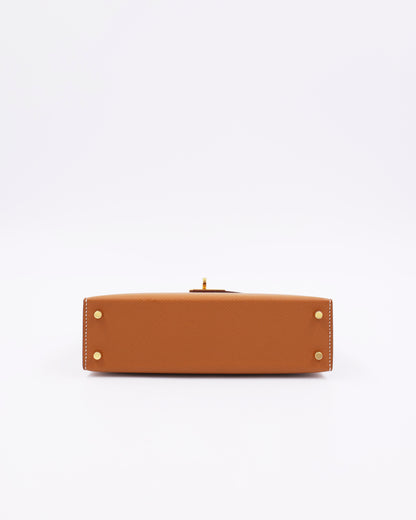 HERMÈS Mini Kelly Sellier Epsom Gold GHW, Unterseite der braunen Handtasche mit goldfarbenen Details
