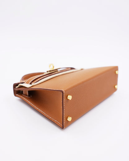HERMÈS Mini Kelly Sellier Epsom Gold GHW in Gold mit goldfarbenen Beschlägen, Seitenansicht