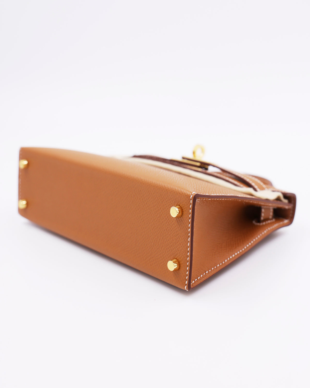 HERMÈS Mini Kelly Sellier Epsom Gold GHW, braune Handtasche mit goldfarbenen Beschlägen in Unteransicht
