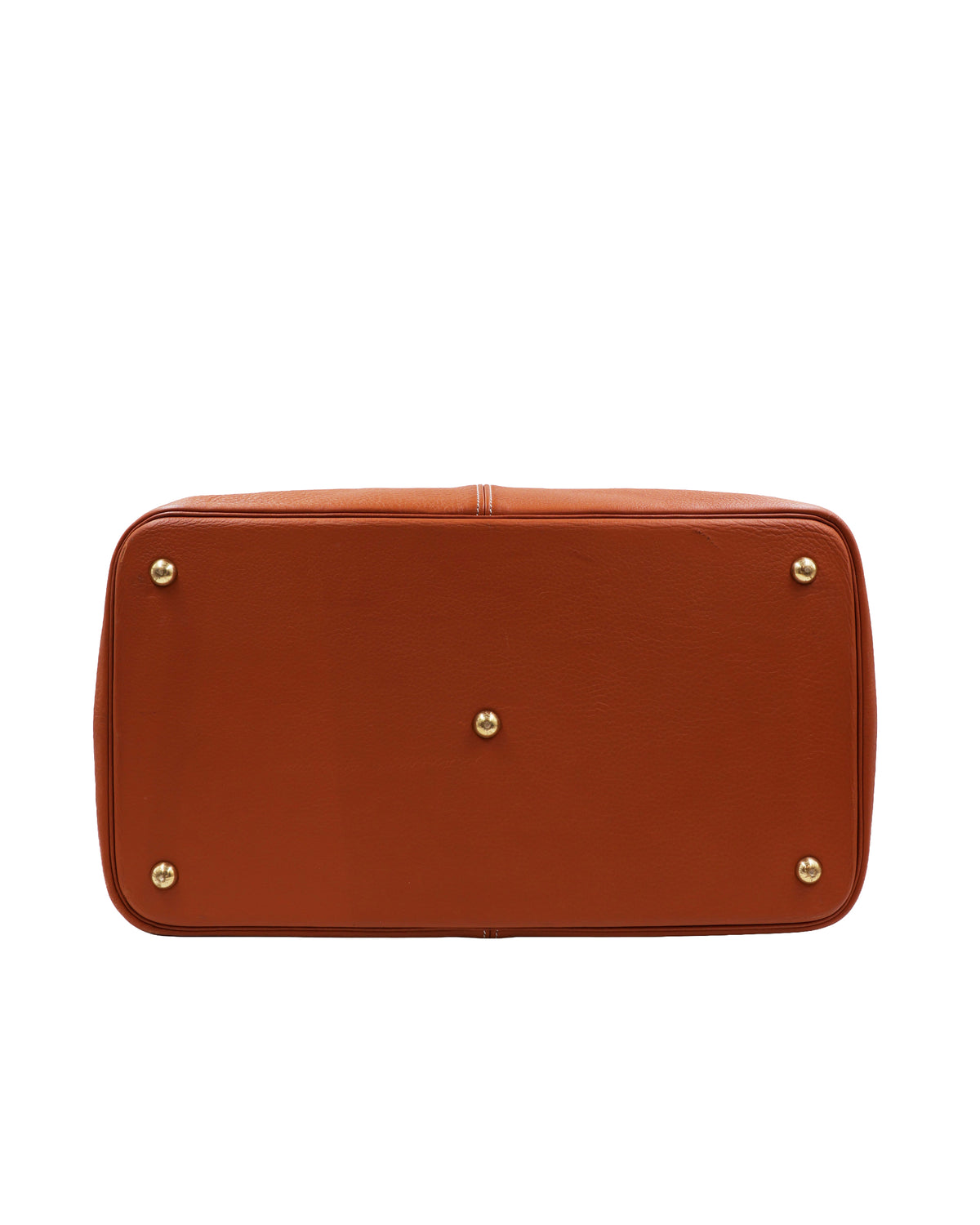 HERMÈS Thar GM Clemence Gold Unterseite einer braunen Designerhandtasche mit goldfarbenen Füßen
