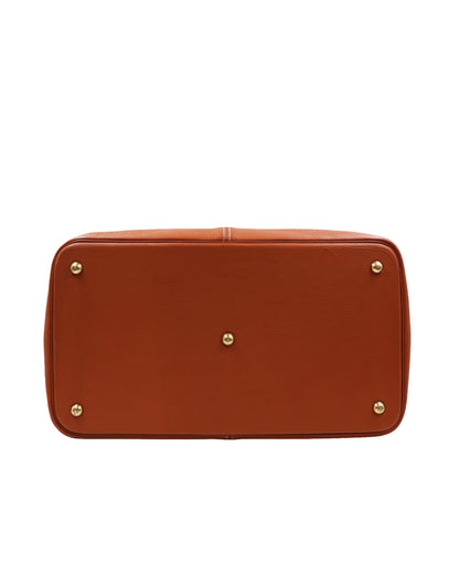 HERMÈS Thar GM Clemence Gold Unterseite einer braunen Designerhandtasche mit goldfarbenen Füßen