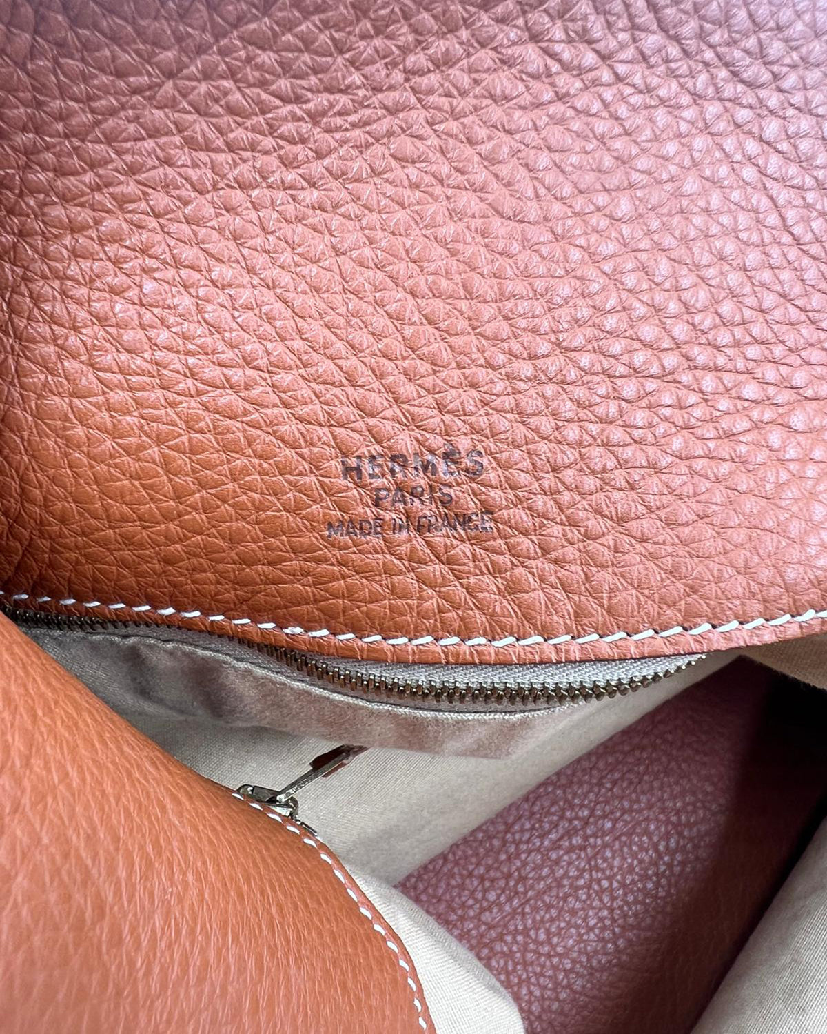 HERMÈS Thar GM Clemence Gold Detailansicht von genarbtem Leder und Innenfach