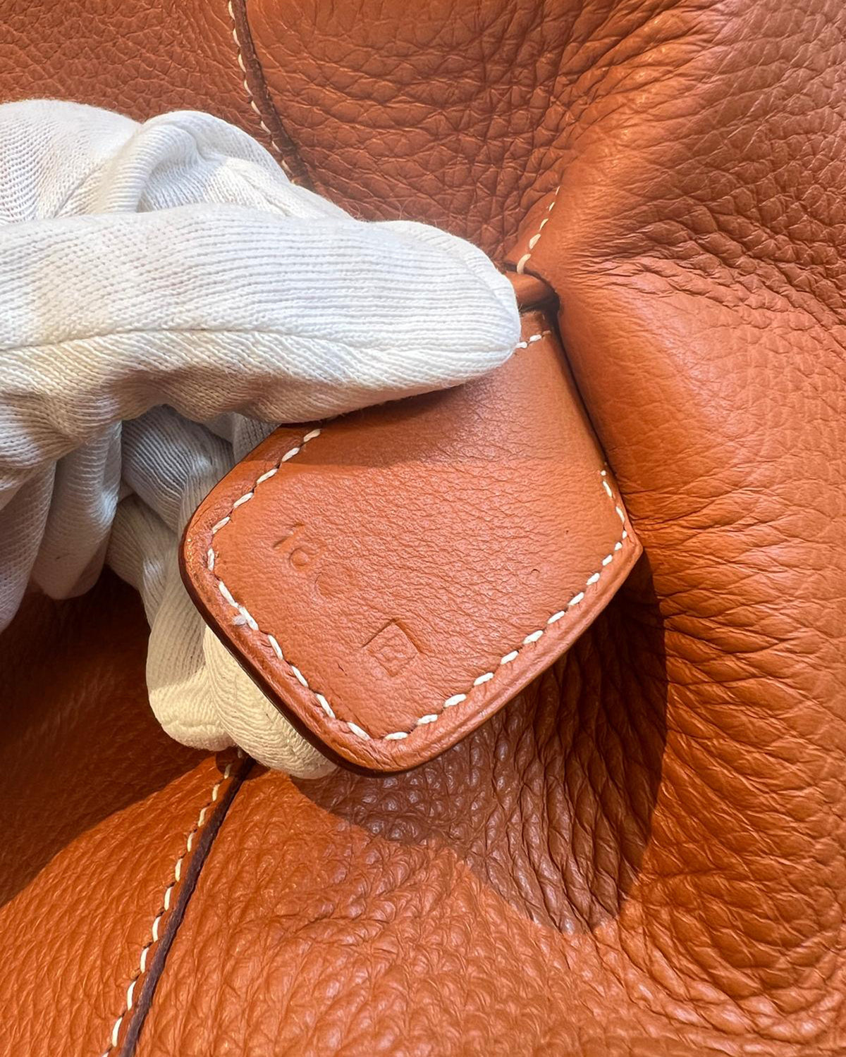 HERMÈS Thar GM Clemence Gold – Detail der goldbraunen Clemence-Lederhandtasche mit feinen Nähten