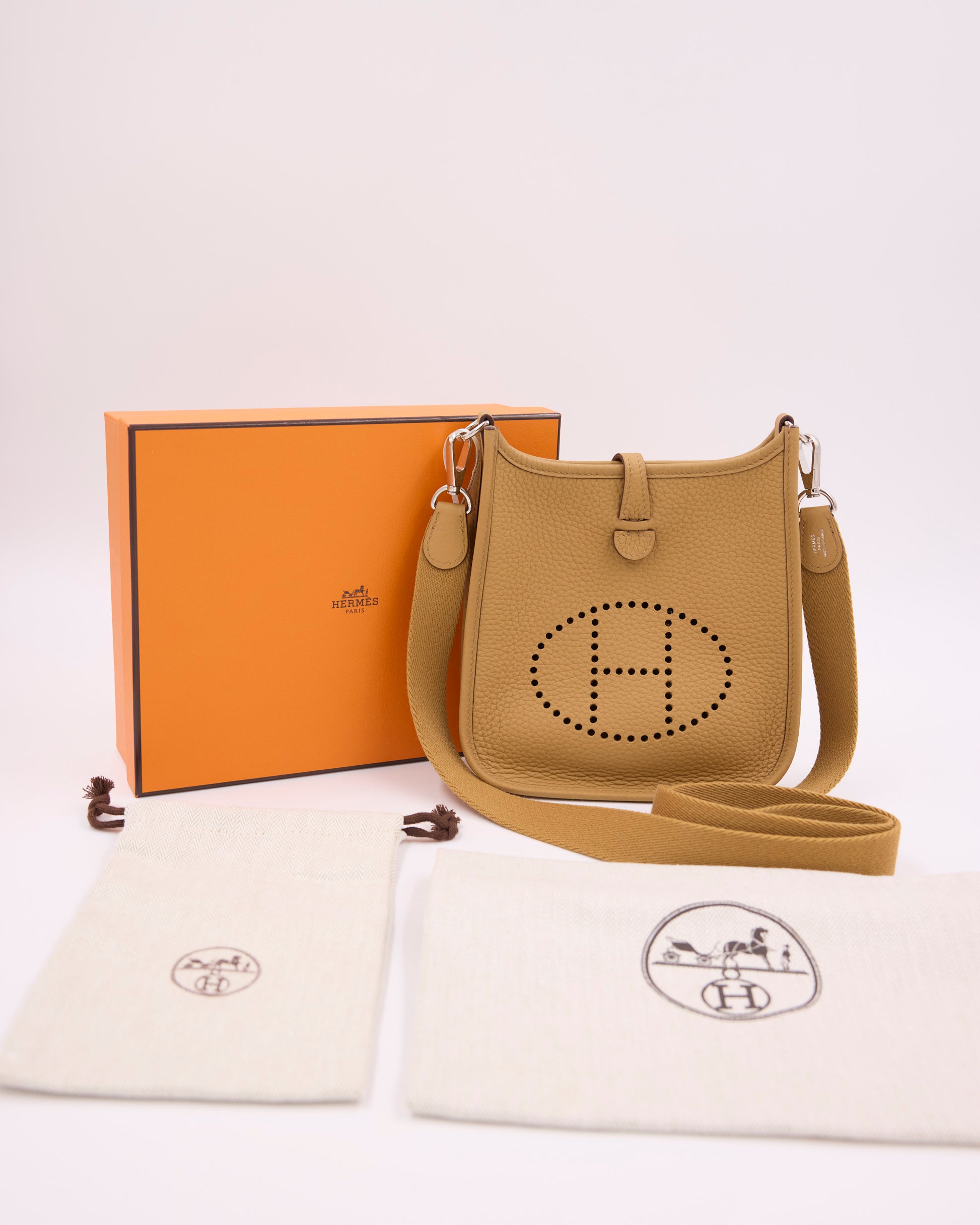 HERMÈS Evelyne 16 Biscuit PHW, authentische Designerhandtasche aus Leder mit Schulterriemen und Originalzubehör