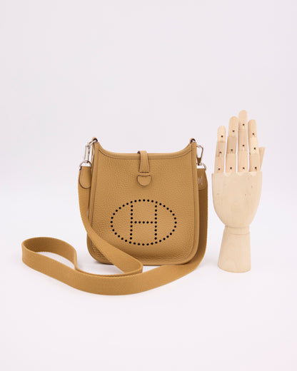 HERMÈS Evelyne 16 Biscuit PHW als biscuitfarbene Designerhandtasche mit Schulterriemen und silberfarbenen Beschlägen