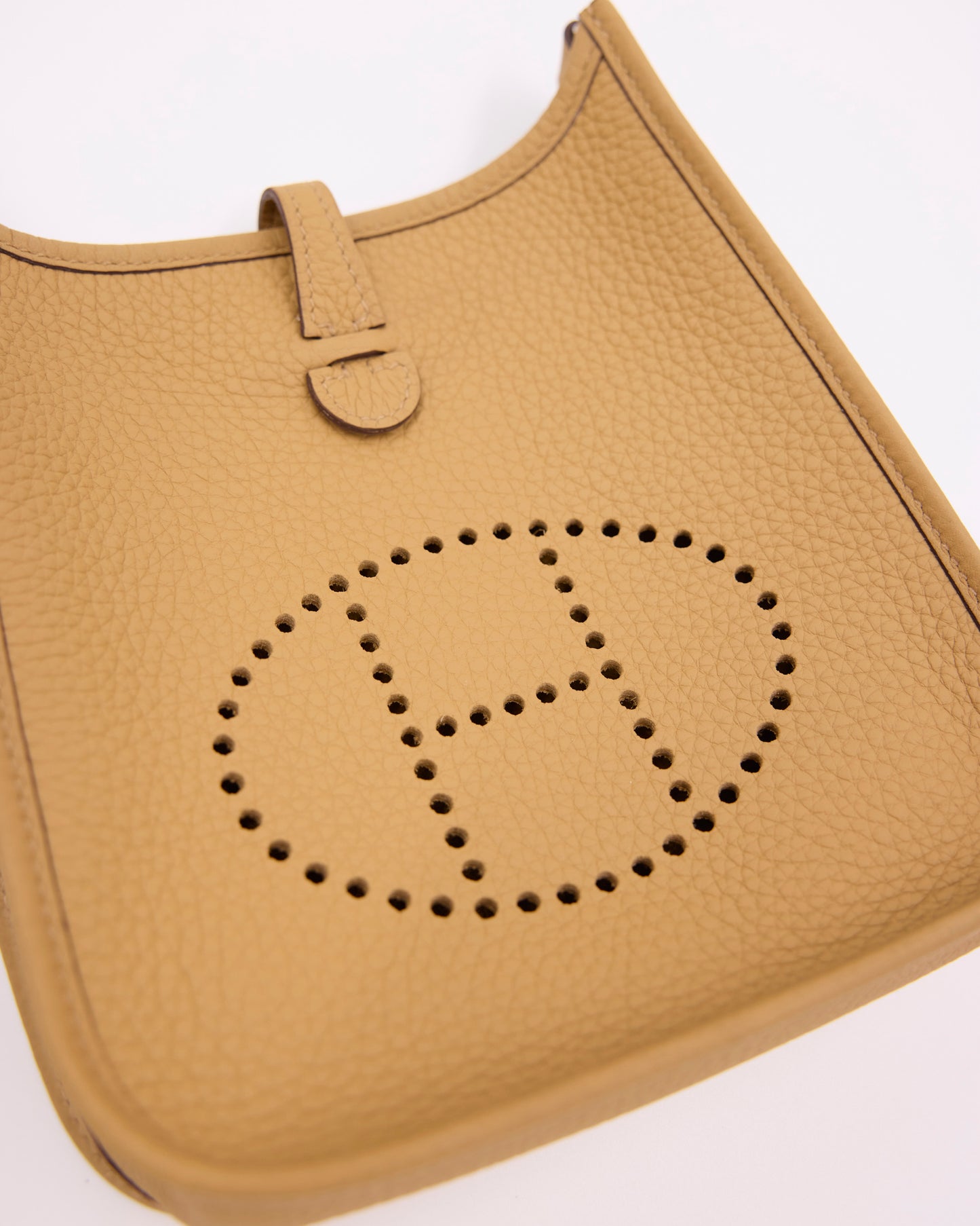 HERMÈS Evelyne 16 Biscuit PHW in Biscuit mit perforiertem H-Logo aus genarbtem Leder