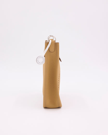 HERMÈS Evelyne 16 Biscuit PHW in Beige als seitliche Ansicht einer Designerhandtasche aus zweiter Hand