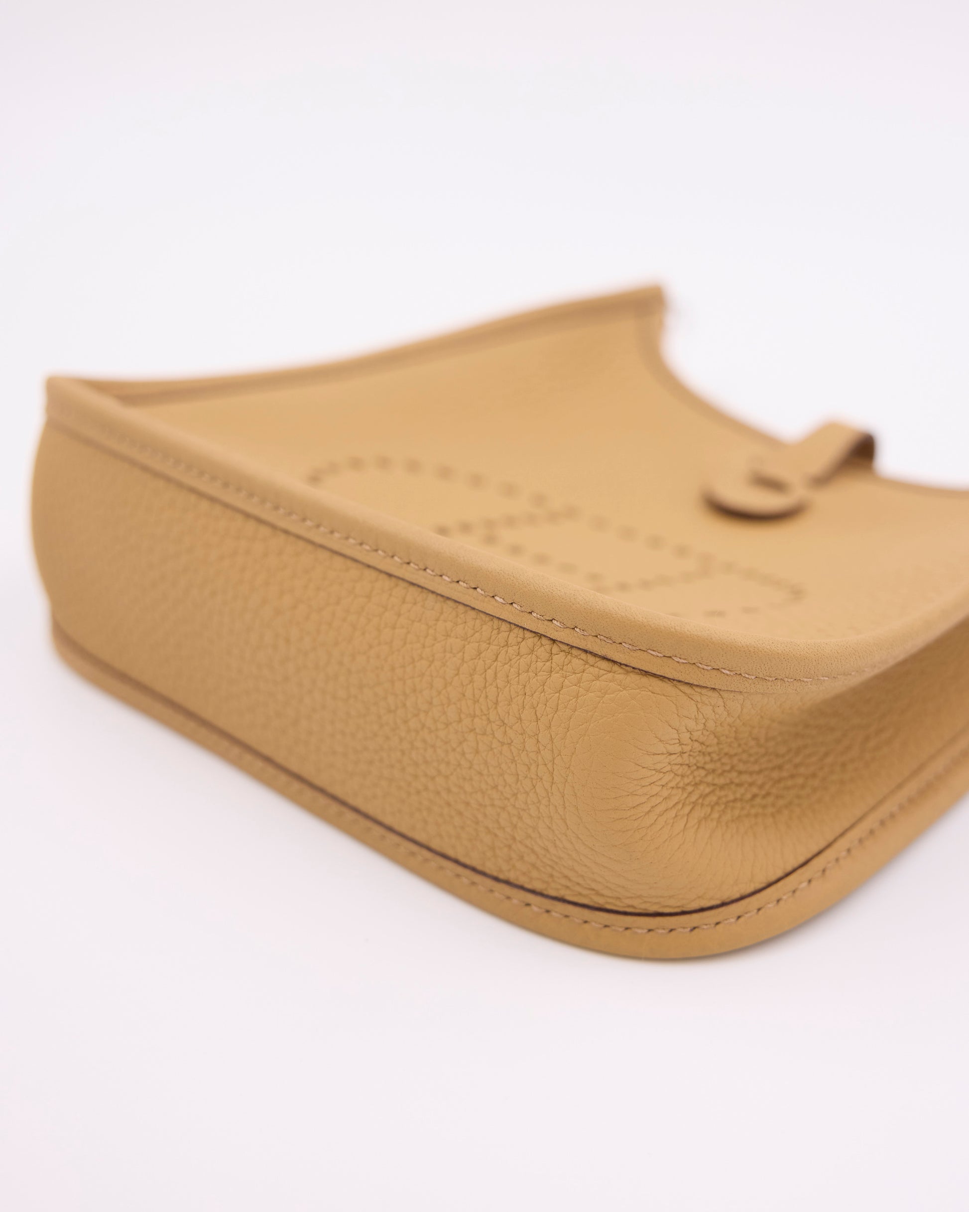 HERMÈS Evelyne 16 Biscuit PHW, elegante Designerhandtasche aus hochwertigem strukturiertem Leder