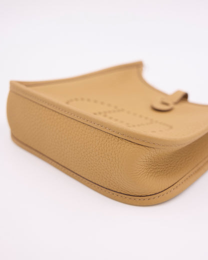 HERMÈS Evelyne 16 Biscuit PHW, elegante Designerhandtasche aus hochwertigem strukturiertem Leder