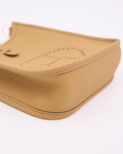 HERMÈS Evelyne 16 Biscuit PHW, Detailansicht der beigefarbenen Lederhandtasche